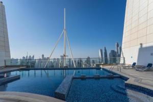 una gran piscina en la parte superior de un edificio en Click Stay - JLT - Entire Studio & Balcony Lakes view Apartment -AM, en Dubái