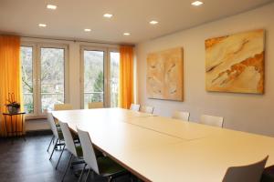 una sala conferenze con un grande tavolo bianco e sedie di Haus St. Josef a Vallendar