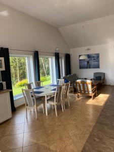 a dining room with a table and chairs at Leśny domek in Chmielno