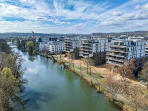 Blick auf einen Fluss in einer Stadt mit Gebäuden in der Unterkunft River Lux Suite - 5 min to HBF in Wetzlar