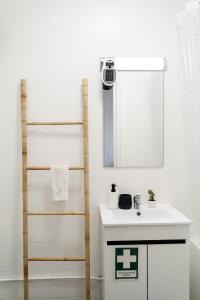 bagno con lavandino e specchio di Porto Ribeira RC Traseiras a Porto