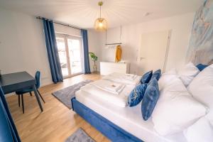 ein großes Bett in einem Zimmer mit Klavier in der Unterkunft River Lux Suite - 5 min to HBF in Wetzlar