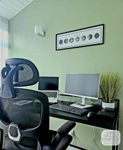 TV a/nebo společenská místnost v ubytování Jade House, Manchester - by Synergy Estates