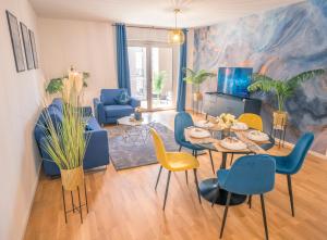 ein Wohnzimmer mit einem Tisch und Stühlen in der Unterkunft River Lux Suite - 5 min to HBF in Wetzlar