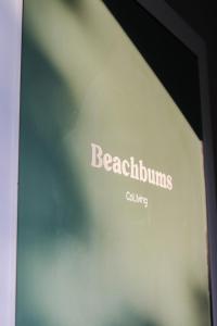 una puerta de cristal con las palabras "baño navegando en ella" en Beachbums CoLiving Midigama, en Midigama East