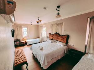 um quarto com uma cama grande e uma cabeceira em madeira em Seringal Hotel em Manaus