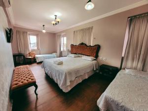 um quarto com duas camas e um banco em Seringal Hotel em Manaus