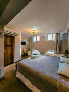 a bedroom with a large bed in a room at Seringal Hotel in Manaus