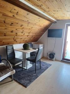 ein Wohnzimmer mit einem Tisch und 2 Stühlen in der Unterkunft Kometer soba in Bovec