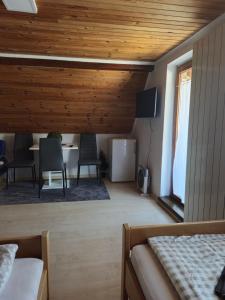 Zimmer mit einem Bett und einem Tisch mit Stühlen in der Unterkunft Kometer soba in Bovec