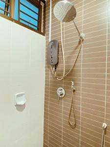 baño con ducha y teléfono en la pared en 2-4 Pax Spacious Living @ Mount Austin, JB #02, en Johor Bahru