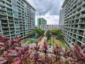 una vista aérea de una ciudad con edificios altos en 2-4 Pax Spacious Living @ Mount Austin, JB #02, en Johor Bahru