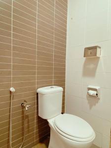 y baño con aseo blanco en una cabina. en 2-4 Pax Spacious Living @ Mount Austin, JB #02, en Johor Bahru