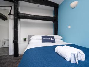 ein Schlafzimmer mit einem großen Bett mit blauen Wänden in der Unterkunft Pass the Keys Liverpool Man Cave 2 Bed Flat minutes from city in Liverpool