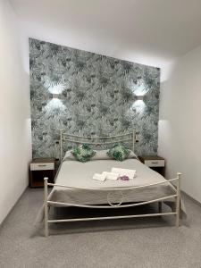 um quarto com uma cama com uma parede em Villa Primofiore di Vendicari em La Banca