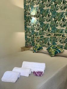 ein Bett mit zwei Handtüchern darüber in der Unterkunft Villa Primofiore di Vendicari in La Banca