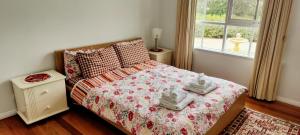 ein Schlafzimmer mit einem Bett mit Handtüchern darauf in der Unterkunft 4-bedroom Acre Retreat with Pool & Garden - Pets and Long Stays Welcome in Lower Plenty + 31 Fotos
