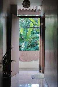 una puerta abierta a una habitación con ventana en Beachbums CoLiving Midigama, en Midigama East