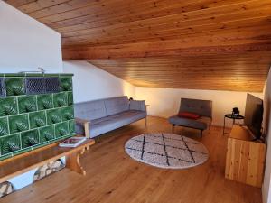 ein Wohnzimmer mit einem Sofa und einem Tisch in der Unterkunft Chalet Chiemgau 90 qm 3 Zimmer Balkon in Übersee