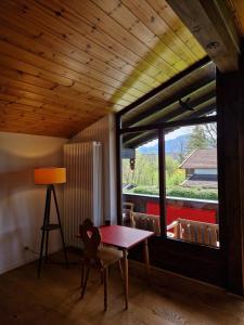 Pokój ze stołem i dużym oknem w obiekcie Chalet Chiemgau 90 qm 3 Zimmer Balkon w mieście Übersee