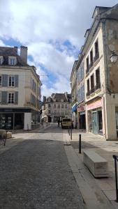 an empty street in a city with buildings at Terre de Bourgogne - Appartement au centre ville d'Avallon in Avallon