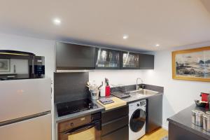 uma cozinha com um lavatório e um frigorífico em Le Repère de Popeye - nice apartment with 1 bedroom - Honfleur Center - 4p em Honfleur