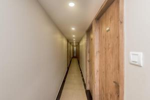 un pasillo con un largo pasillo con paredes de madera en OYO Hotel Blue Ocean Near R City Mall en Bombay