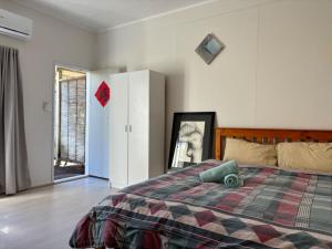 una camera con un letto con una coperta colorata di epsom tidy white house ad Auckland