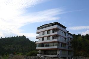een hoog gebouw bovenop een heuvel bij A Luxury Stay in S9 Hotel and Restaurant Near Ambaji in Ambaji