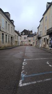 une rue vide dans une ville avec des bâtiments dans l'établissement Terre de Bourgogne - Appartement au centre ville d'Avallon, à Avallon