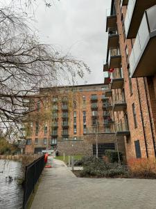 un edificio di mattoni con un idrante rosso davanti di Luxury Lakeview Apartment a Dartford