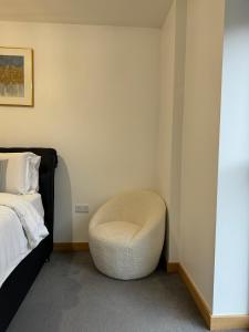 Un pat sau paturi într-o cameră la Luxury Lakeview Apartment