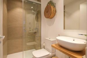 y baño con ducha, lavabo y aseo. en Med Two luxury apartment with sea view, en Fuengirola