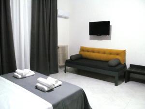 コーミゾにあるTrinacria House - Appartamento Deluxe Comisoのリビングルーム(ソファ、テレビ付)