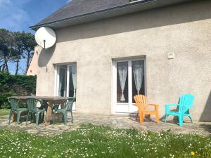 eine Gruppe von Stühlen und einem Tisch vor einem Haus in der Unterkunft Maison 3* avec jardin, terrasse sud-ouest, proche mer et commerces, à Trégastel - FR-1-368-367 in Trégastel