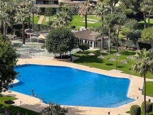 an overhead view of a large blue swimming pool at Playamar Feliz in Torremolinos