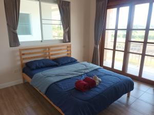 七岩The Happy Home Cha-am เดอะ แฮปปี้ โฮม ชะอำ的一张床上坐着泰迪熊的床