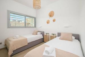 1 dormitorio con 2 camas y ventana en Med Two luxury apartment with sea view, en Fuengirola