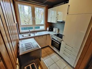 A kitchen or kitchenette at Gemütliches Ferienhaus in Rott mit Sauna, Grill und Terrasse