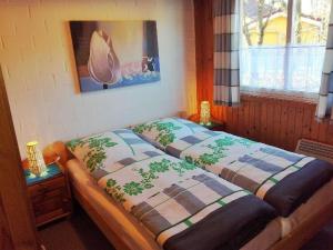 ein Schlafzimmer mit 2 Betten und einem Bild an der Wand in der Unterkunft Gemütliches Ferienhaus Merle für 5 Personen mit Sauna und Kaminofen von Privat im Ferienpark Exterta in Extertal