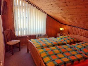 埃克斯特塔爾的住宿－Gemütliches Ferienhaus in Rott mit Sauna, Grill und Terrasse，一间卧室设有两张单人床和一个窗户。
