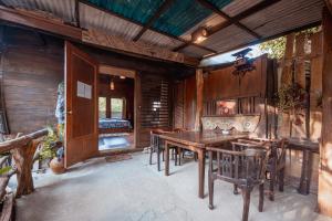 Posezení v ubytování ธารทอง ลอดจ์ Tharnthong Lodge