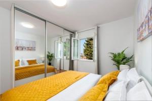 Postel nebo postele na pokoji v ubytování GoldenSky New Apartment