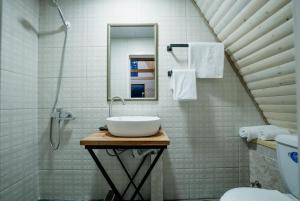bagno con lavandino, specchio e servizi igienici di BlackWood A frame a Nurrnus