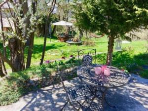 einen Tisch mit rosa Verzierungen auf einem Hof in der Unterkunft Casa Marili, das charmante Ferienhaus in Seewis