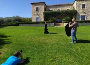 a group of people taking pictures of a house at Ferienhaus in Gesturi mit Whirlpool, Terrasse und Garten in Gesturi