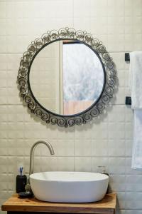 bagno con lavandino bianco e specchio di BlackWood A frame a Nurrnus