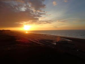 カブールにあるHorizon plageの夕日を眺めながらのビーチでの夕日