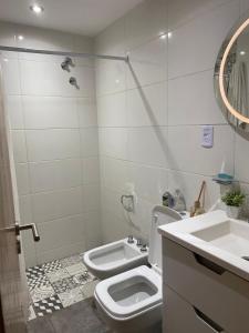聖拉斐爾的住宿－Cabañas Golden，白色的浴室设有卫生间和水槽。