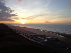カブールにあるHorizon plageの海と海の夕日